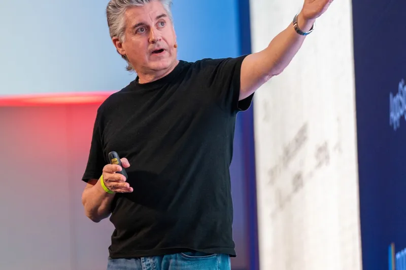 Palestrante no palco do Tropical on Rails 2025