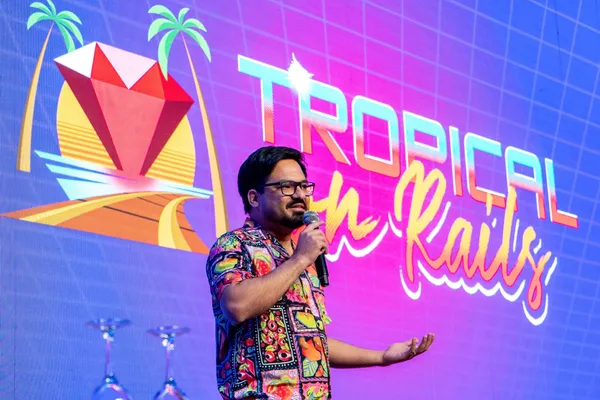 Apresentação no telão do Tropical on Rails 2025