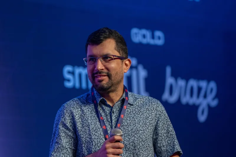 Palestrante interagindo com o público no Tropical on Rails 2025