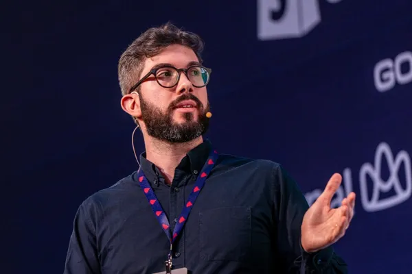 Palestrante apresentando no Tropical on Rails 2025